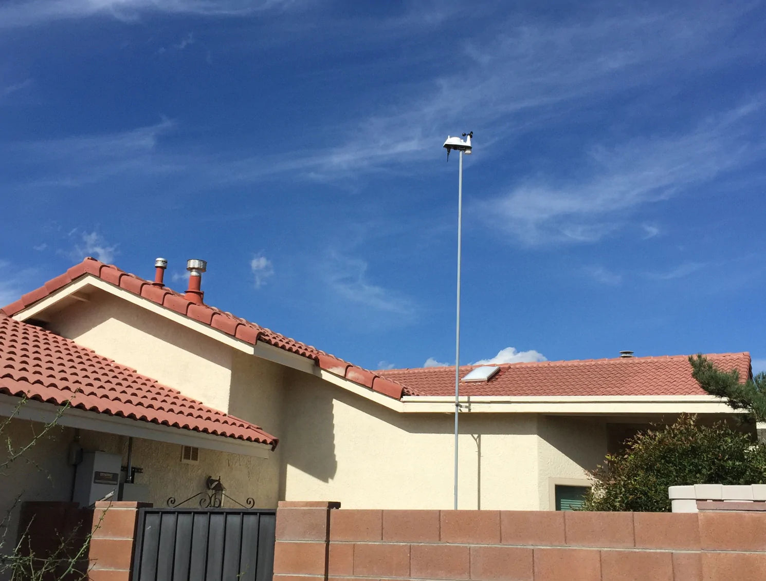 Davis Instruments wireless weather station for home in backyard